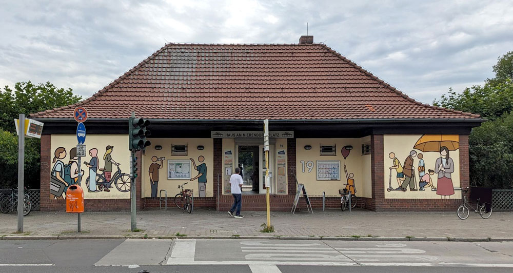 Ein Haus an einer Bushaltestelle