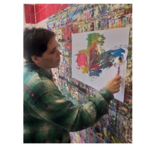 Eine Frau malt ein Bild