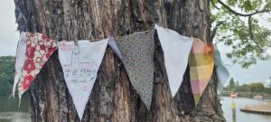 Ein Baumstamm mit einer Wimpelkette