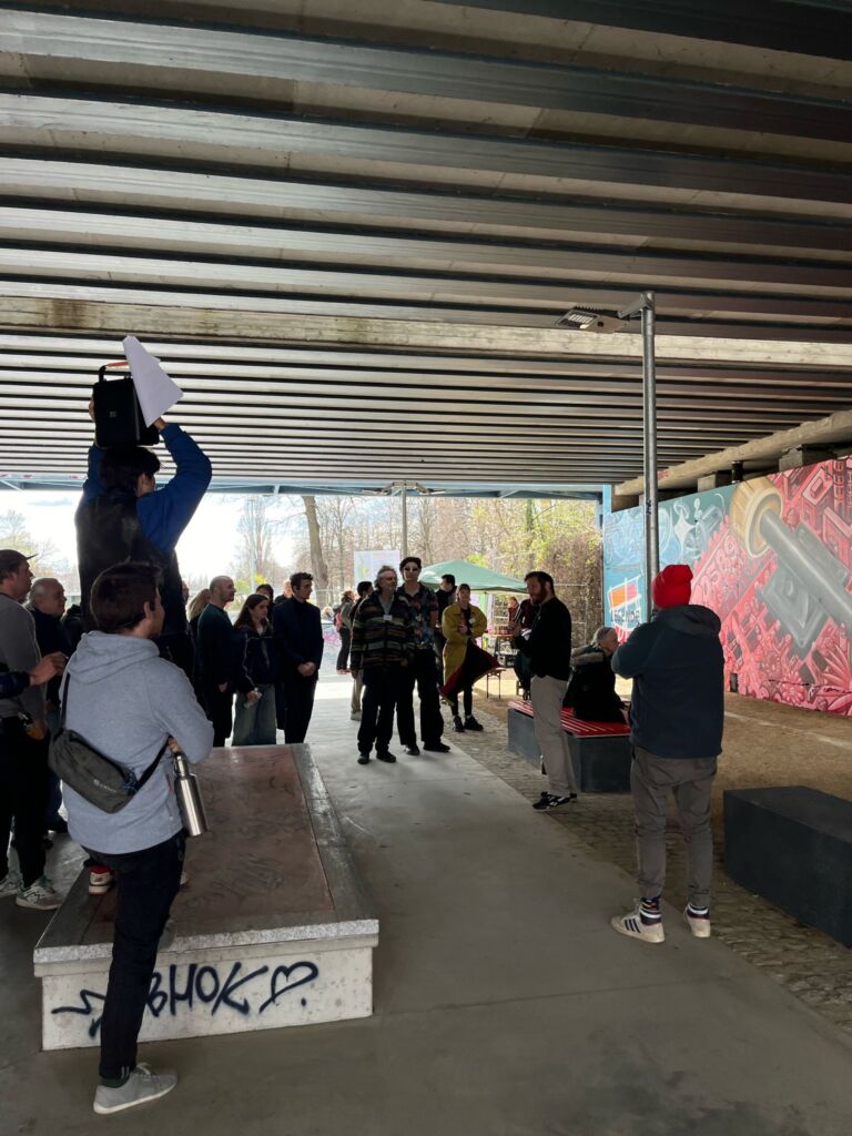 Eine Gruppe von Menschen unter einer Brücke.
